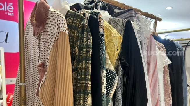 Koleksi plisket di Glamlocal Mid Year Sale di Pasaraya Blok M, Jakarta Selatan Juli 2026. [Suara.com/Dini Afrianti]