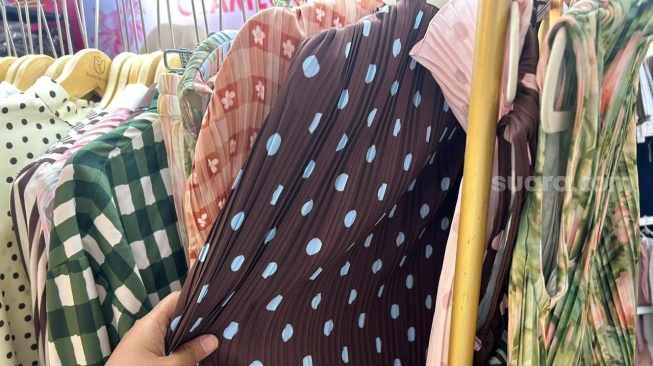 Koleksi plisket di Glamlocal Mid Year Sale di Pasaraya Blok M, Jakarta Selatan Juli 2026. [Suara.com/Dini Afrianti]
