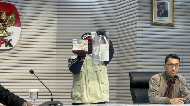 KPK Sita Uang Rp1,22 Miliar Valas hingga 55 Kg Logam Diduga Platinum