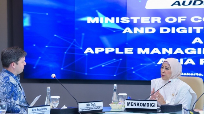 Managing Director Apple Asia Pacific, Mike Orgill (kiri) dan Menkomdigi, Meutya Hafid (kanan) di Kemenkomdigi belum lama ini. [Humas Kemenkomdigi]
