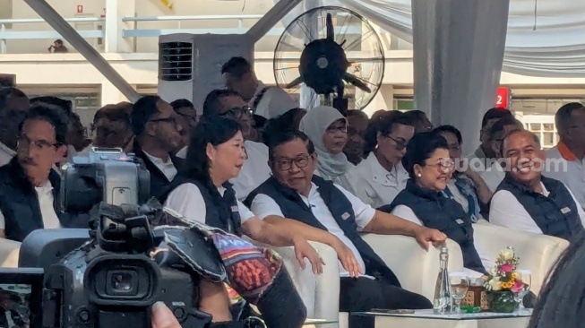 Gubernur DKI Jakarta, Pramono Anung (tengah), membuka puncak Jakarta Kreatif Festival (JKF) 2026 di Istora Senayan, Jakarta, Sabtu (4/7/2026). [Suara.com/Adiyoga] 