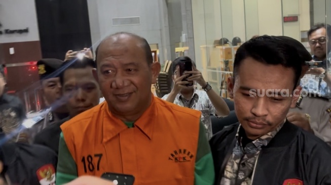 Kenakan Rompi Oranye KPK, Bupati Langkat Syah Afandin Bantah Sudah Tahu Ada OTT