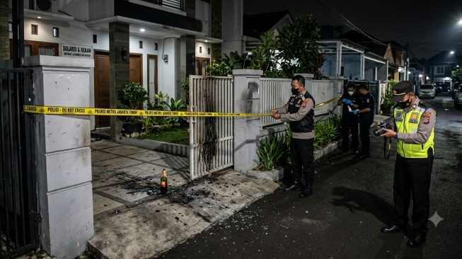 Sengketa Lahan Berujung Teror! Rumah Advokat Sulardi Dilempar Molotov, Pelaku Terekam CCTV