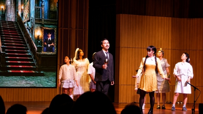 Pertunjukan drama musikal The Addams oleh anak-anak CBI.