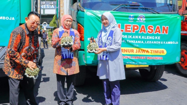 Pelepasan ekspor ditandai dengan prosesi pemecahan kendi sebagai simbol pemberangkatan 15 Full Container Load. (Dok: Pemprov Jatim)