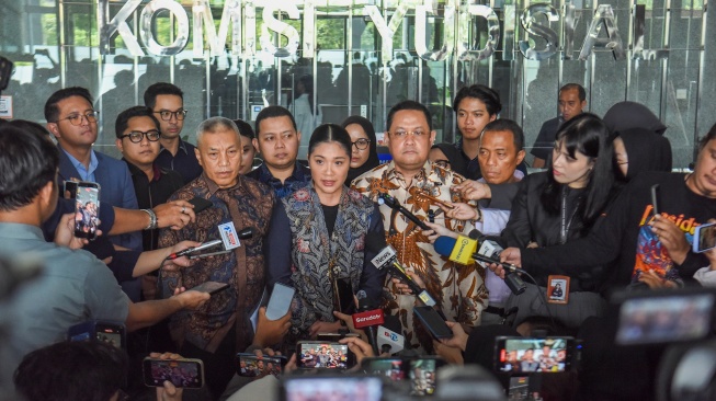 Istri Nadiem Makarim Franka Franklin (tengah) didampingi tim kuasa hukum Nadiem Makarim memberikan keterangan kepada wartawan usai melaporkan empat hakim yang mengadili perkara korupsi pengadaan laptop berbasis Chromebook ke Komisi Yudisial (KY) di Jakarta, Senin (6/7/2026). [ANTARA FOTO/Indrianto Eko Suwarso/nz]