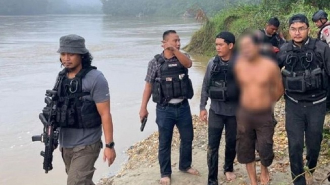Terduga pelaku berinisial A saat diamankan tim gabungan di sebuah lanting sedot emas, kawasan Desa Tumbang Pariyei, Kecamatan Katingan Tengah, Kabupaten Katingan, Jumat (3/7/2026). ANTARA/Dokumentasi pribadi.
