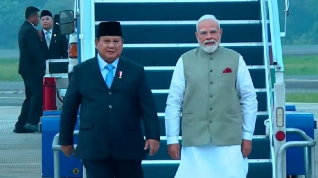 Tangkapan layar - Presiden Prabowo Subianto (kanan) saat menyambut ketibaan Perdana Menteri India Narendra Modi di Pangkalan Udara (Lanud) Halim Perdanakusuma, Jakarta, Senin (6/7/2026). (ANTARA/YouTube Sekretariat Presiden/Fathur Rochman)