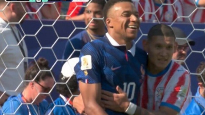 Bek Paraguay, Juan Jos&eacute; C&aacute;ceres, mengungkap duel kerasnya dengan bintang Prancis, Kylian Mbapp&eacute;, dalam pertandingan yang berakhir 1-0 untuk Les Bleus. [Istimewa]