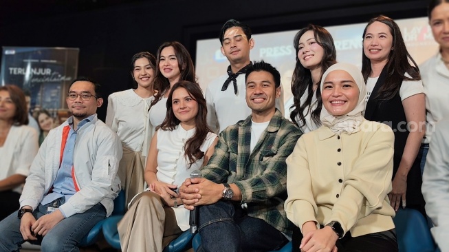Marsha Aruan, Chicco Jerikho hingga Miqdad Addausy, pada pemain sinetron Terlanjur Mencintaimu saat konferensi pers di Kebon Jeruk, Jakarta Barat pada Kamis, 2 Juli 2026 [Suara.com/Rena Pangesti]