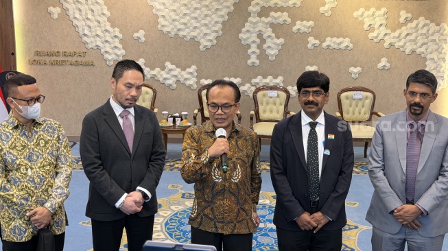 Sekretaris Kemenko Perekonomian Susiwijono Moegiarso di Kantor Kemenko Perekonomian, Jakarta, Senin (6/7/2026). [Suara.com/Dicky Prastya]
