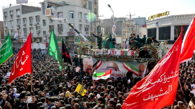 Lautan Massa di Teheran Kibarkan Bendera Merah, Serukan Balas Dendam atas Kematian Ayatollah Khamenei [Tangkap layar X]