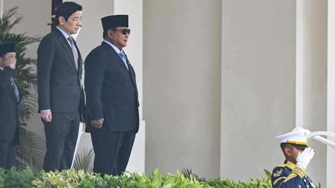 Presiden Prabowo Subianto (kedua kiri) menyambut kedatangan Perdana Menteri (PM) Singapura Lawrence Wong (kiri) di Istana Merdeka, Jakarta, Senin (6/7/2026). [Suara.com/Alfian Winanto]
