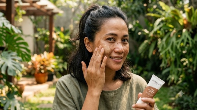 5 Tinted Sunscreen SPF 50 untuk Samarkan Flek Hitam di Wajah