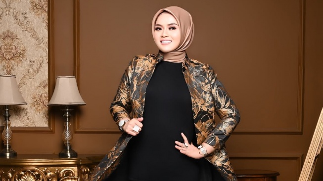 Membuat label musik dan mendirikan bisnis penyaluran tenaga kerja, Neng Dessy mengaku memiliki misi ingin membantu banyak orang. [Instagram]