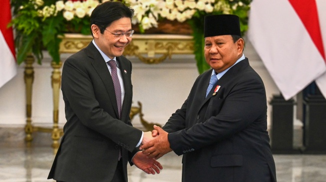 Presiden Prabowo Subianto (kanan) berjabat tangan dengan Perdana Menteri Singapura Lawrence Wong (kiri) saat kunjungan resmi untuk menghadiri Leaders Retreat di Istana Merdeka, Jakarta, Senin (6/7/2026). [ANTARA FOTO/Galih Pradipta/hma/rwa]