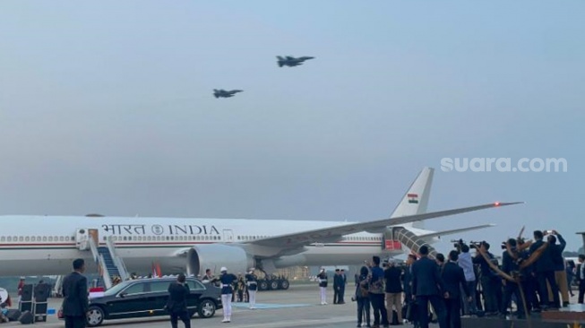 Pesawat jet tempur melintas saat Presiden Prabowo Subianto menyambut langsung ketibaan Perdana Menteri India Narendra Modi di Jakarta. (Suara.com/Novian)