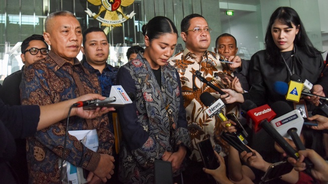Istri Nadiem Makarim Franka Franklin (tengah) didampingi tim kuasa hukum Nadiem Makarim memberikan keterangan kepada wartawan usai melaporkan empat hakim yang mengadili perkara korupsi pengadaan laptop berbasis Chromebook ke Komisi Yudisial (KY) di Jakarta, Senin (6/7/2026). [ANTARA FOTO/Indrianto Eko Suwarso/nz]

