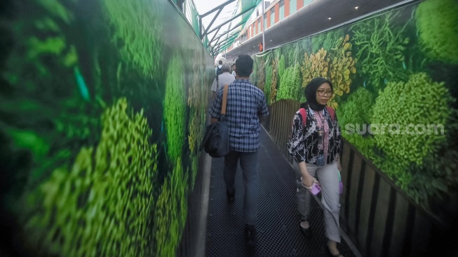 Warga berjalan menyusuri jalur pedestrian darurat di kawasan Bundaran HI, Jakarta, Senin (6/7/2026). [Suara.com/Alfian Winanto]