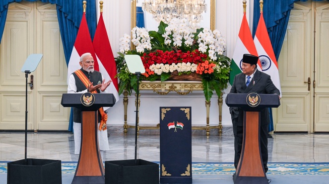 Presiden Prabowo Subianto (kanan) bersama Perdana Menteri India Narendra Modi (kiri) memberi keterangan pers saat kunjungan kenegaraan di Istana Merdeka, Jakarta, Selasa (7/7/2026). [ANTARA FOTO/Galih Pradipta/bay/YU]
