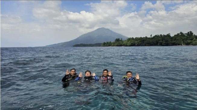 Emergency Response Team (ERT) PT Nusa Halmahera Minerals (NHM) berhasil merampungkan program sertikasi kompetensi penyelaman (diving license) profesional yang diselenggarakan selama tujuh hari.(Dok: PT NHM)