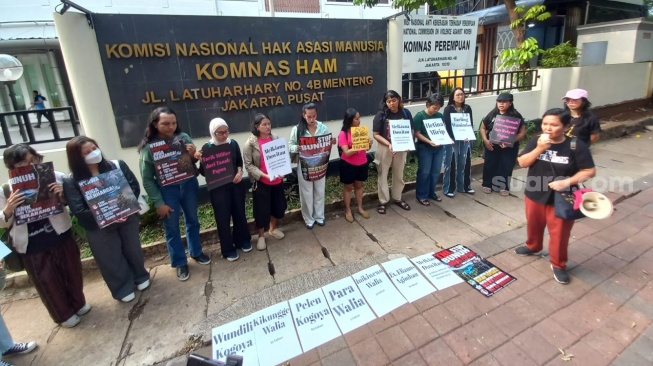 Massa Aksi Aliansi Perempuan Indonesia berunjuk rasa di depan kantor Komnas HAM, Jakarta, Selasa (7/7/2026). (Suara.com/Alif Bintang)