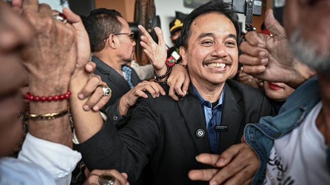 Roy Suryo selaku pihak pemohon berjalan usai sidang putusan praperadilan atas penangkapannya dalam kasus dugaan fitnah dan pencemaran nama baik terkait keaslian ijazah Presiden ke-7 RI Joko Widodo di Pengadilan Negeri Jakarta Selatan, Jakarta, Selasa (7/7/2026). [ANTARA FOTO/Fauzan/tom]