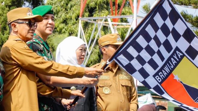 Pelepasan Karnaval Budaya oleh Gubernur Jawa Timur Khofifah Indar Parawansa bersama Pangdam V/Brawijaya Mayjen TNI Rudy Saladin dengan pengibaran bendera di depan Kodim 0829/Bangkalan. (Dok: Pemprov Jatim)