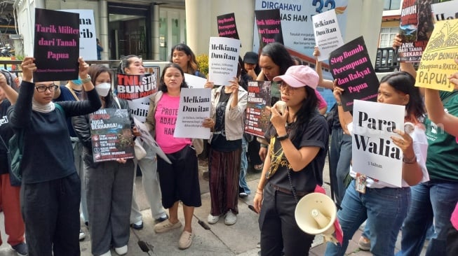 Massa Aksi Aliansi Perempuan Indonesia berunjuk rasa di depan kantor Komnas HAM, Jakarta, Selasa (7/7/2026). (Suara.com/Alif Bintang)