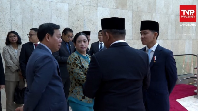 Disorot Kamera, Gibran Terlibat Obrolan Serius dengan Pimpinan Parlemen Jelang Kedatangan Modi