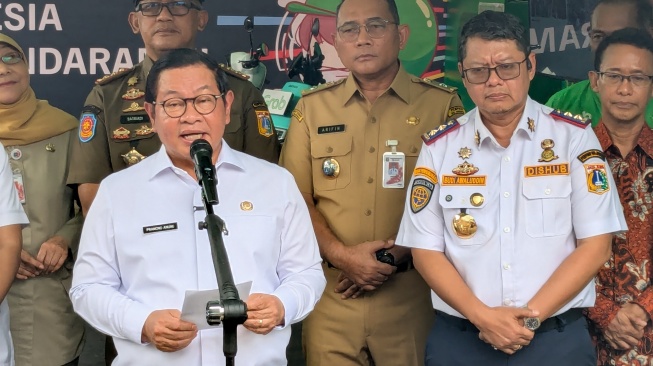 Gubernur DKI Jakarta Pramono Anung dan Kepala Dinas Perhubungan DKI Jakarta Budi Awaluddin. [Suara.com/Adiyoga]