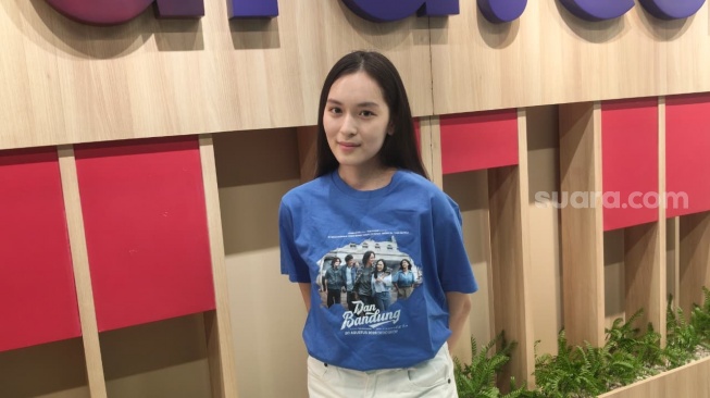 Shanna Shannon pemain film Dan Bandung saat datang ke kantor Suara.com kawasan Pal Merah, Jakarta Barat pada Senin, 6 Juli 2026 [Suara.com/Rena Pangesti]