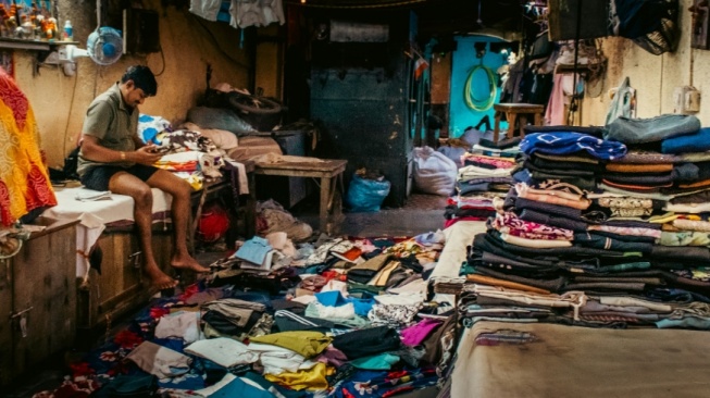 Romantisasi Thrifting: Tren Hijau atau Eksploitasi Sampah?