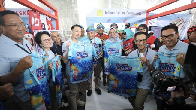 Direktur Utama Telkom Dian Siswarini bersama jajaran Direksi dan Senior Leader TelkomGroup mengunjungi booth Telkom Cycling Community pada rangkaian HUT ke-61 Telkom di The Telkom Hub, Jakarta, Senin (6/7/2026). Kehadiran komunitas internal mencerminkan semangat kolaborasi dalam mendukung transformasi perusahaan. (Dok: Telkom)