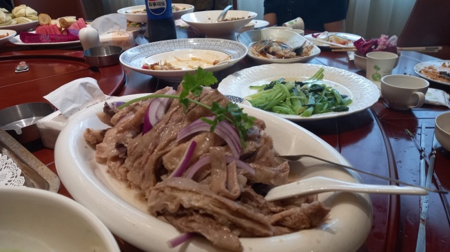 Shouzhuo yang rou (kambing rebus), hidangan halal khas Tiongkok yang menjadi menu andalan. [Suara.com/Eko Faizin]
