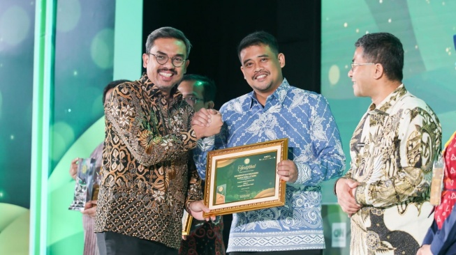 Bobby Terima Penghargaan Adinata Syariah, Bukti Sumut Berkontribusi bagi Penguatan Ekonomi Nasional