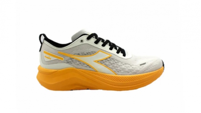 Sepatu lari Diadora yang sedang diskon di Sports Station (Sports Station)