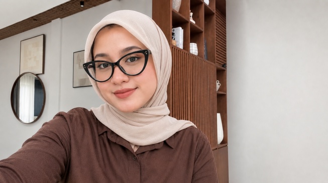 kacamata cat eye untuk wajah bulat (AI)