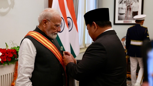 Presiden Prabowo Subianto menganugerahkan Bintang Republik Indonesia Adipurna, tanda kehormatan tertinggi Republik Indonesia, kepada Perdana Menteri India Narendra Modi dalam kunjungan kenegaraannya di Istana Merdeka, Jakarta, Selasa (7/7/2026).