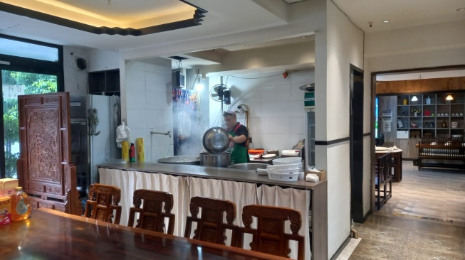 Seorang koki restoran halal di Chongqing Tiongkok sedang menyiapkan hidangan untuk tamu. [Suara,com/Eko Faizin]