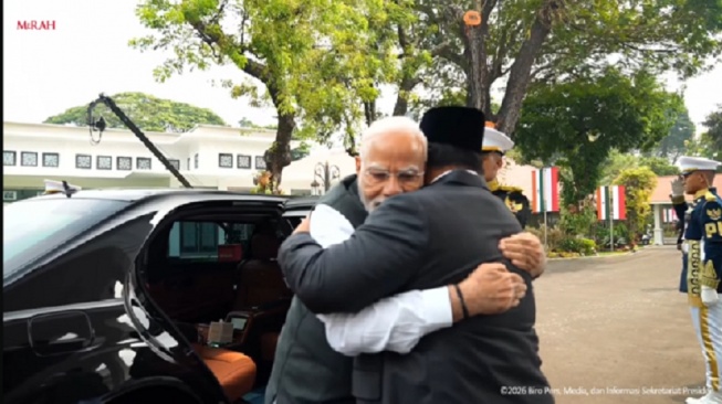 Prabowo Sambut Hangat PM India Narendra Modi dengan Pelukan Erat di Istana Merdeka