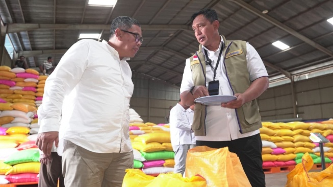 Bulog Gerak Cepat Tindaklanjuti Masukan Masyarakat, Direktur Operasi Tinjau Gudang Karawang