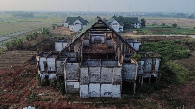 Foto udara suasana bangunan Gedung Islamic Centre yang terbengkalai di Tambun Utara, Kabupaten Bekasi, Jawa Barat, Senin (6/7/2026). [ANTARA FOTO/Darryl Ramadhan/wsj]