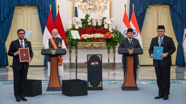 Presiden Prabowo Subianto (kedua kanan) dan Perdana Menteri India Narendra Modi (kedua kiri) menyaksikan Kepala BRIN Arif Satria (kanan) dan Sekjen Kementerian Luar Negeri India Shri Vikram Misri (kiri) saat penyerahan nota kesepahaman dalam kunjungan kenegaraan di Istana Merdeka, Jakarta, Selasa (7/7/2026). [ANTARA FOTO/Galih Pradipta/bay/YU]