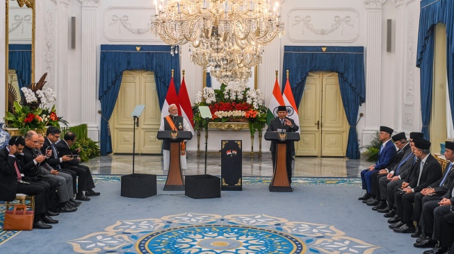 Presiden Prabowo Subianto (kanan) bersama Perdana Menteri India Narendra Modi (kiri) memberi keterangan pers saat kunjungan kenegaraan di Istana Merdeka, Jakarta, Selasa (7/7/2026). [ANTARA FOTO/Galih Pradipta/bay/YU]