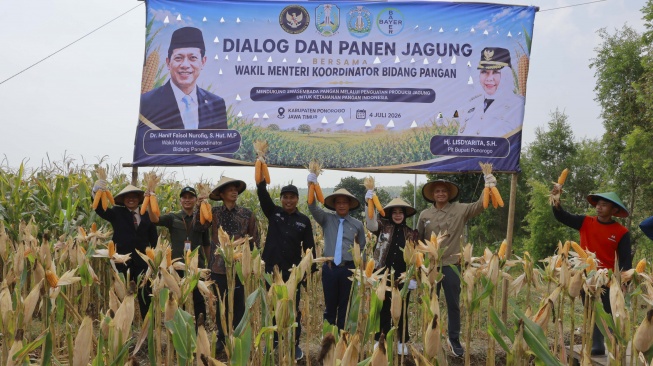 [Ki-Ka] Rektor Universitas Muhamadiyah Ponorogo, Dr. Rido Kurnianto, M.Ag., Asisten Deputi Peningkatan Daya Saing Produk Pangan, Kus Prisetiahadi, S.Pi, M.Sc.PhD, Kepala Desa Ronosentanan,Agung Priyanto, Dr. Hanif Faisol Nurofiq, Wakil Menteri Koordinator Bidang Pangan, Hj. Lisdyarita, Plt. Bupati Ponorogo, dan Aditia Rusmawan, Agriculture Affairs and Licence Operation Lead Bayer Crop Science Indonesia, mengikuti panen raya jagung di lahan demonstrasi benih jagung hibrida Dekalb DK19C sebagai bagian dari kolaborasi pemerintah, sektor swasta, dan petani untuk meningkatkan produktivitas jagung dan mendukung ketahanan pangan nasional di Ponorogo, Jawa Timur (5/7). [handout]
