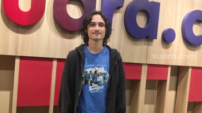 Simo Rafael, pemain film Dan Bandung saat datang ke kantor Suara.com kawasan Pal Merah, Jakarta Barat pada Senin, 6 Juli 2026 [Suara.com/Rena Pangesti]