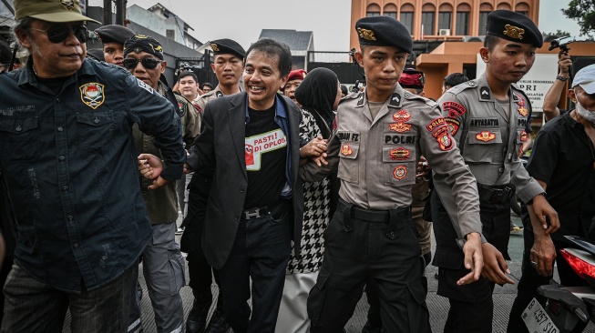 Roy Suryo (ketiga kanan) selaku pihak pemohon berjalan usai sidang putusan praperadilan atas penangkapannya dalam kasus dugaan fitnah dan pencemaran nama baik terkait keaslian ijazah Presiden ke-7 RI Joko Widodo di Pengadilan Negeri Jakarta Selatan, Jakarta, Selasa (7/7/2026). [ANTARA FOTO/Fauzan/tom]

