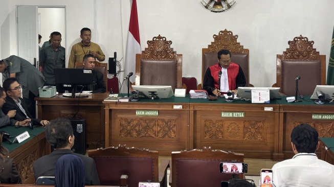 Suasana ruang sidang utama Pengadilan Negeri Jakarta Selatan menjelang pembacaan putusan praperadilan Roy Suryo, Selasa (7/7/2026). [Suara.com/Faqih]