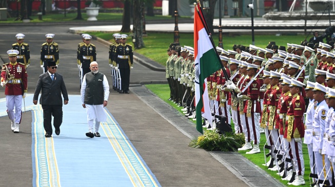 Presiden Prabowo Subianto (tengah) bersama Perdana Menteri India Narendra Modi (kanan) memeriksa pasukan di Istana Merdeka, Jakarta, Selasa (7/7/2026). [ANTARA FOTO/Galih Pradipta/bay/YU]